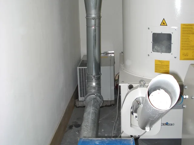 Elszívó csővezeték a brikettáló adagolótartályához, kék ventilátorral