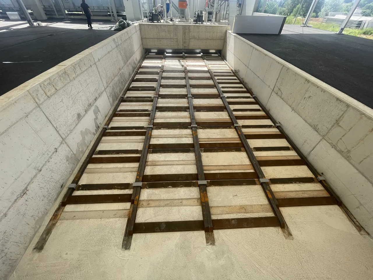 Bunker alján a mozgópadlós (éklétrás) kitároló acélszerkezete, felülnézetből