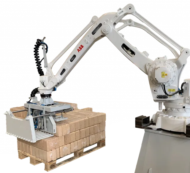 Robotkaros raklapozó, ami fóliázott brikettcsomagokat rak raklapra
