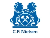 A C.F. Nielsen A/S logója a felvásárlás előtti időszakból: két oroszlán tartotta címerpajzs keresztbe tett kalapáccsal, alatta a C.F. Nielsen felirat